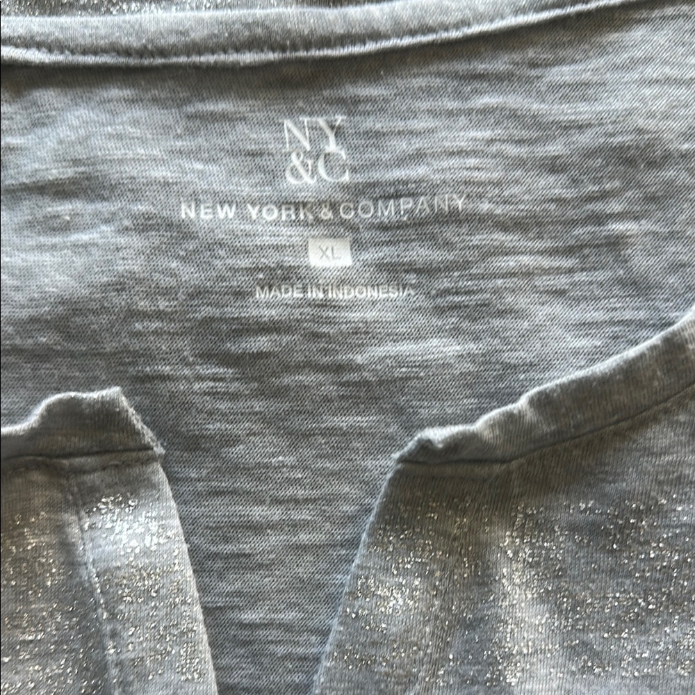 3/$15 V-neck Top Silver Metallic Grey NY &Co Short Sleeve Sz XL - Picture 3 of 9